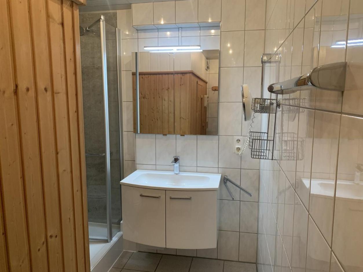 Im Herzen Von Wiesdorf- Blick Auf Das Bayer-Kreuz -Appartement Mit 2 Schlafzimmern-Fuer 3 Personen -Zentral Gelegen - Friedrich Ebert Platz 5A , 4Te Etage - Dachterrasse Und Sauna - Kaution Pflicht - Leverkusen Kültér fotó