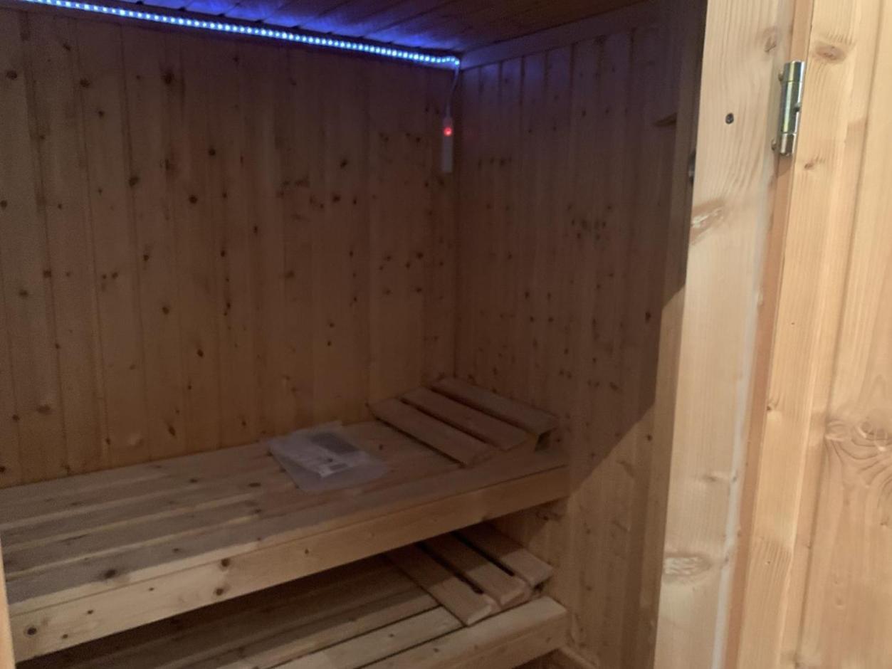 Im Herzen Von Wiesdorf- Blick Auf Das Bayer-Kreuz -Appartement Mit 2 Schlafzimmern-Fuer 3 Personen -Zentral Gelegen - Friedrich Ebert Platz 5A , 4Te Etage - Dachterrasse Und Sauna - Kaution Pflicht - Leverkusen Kültér fotó