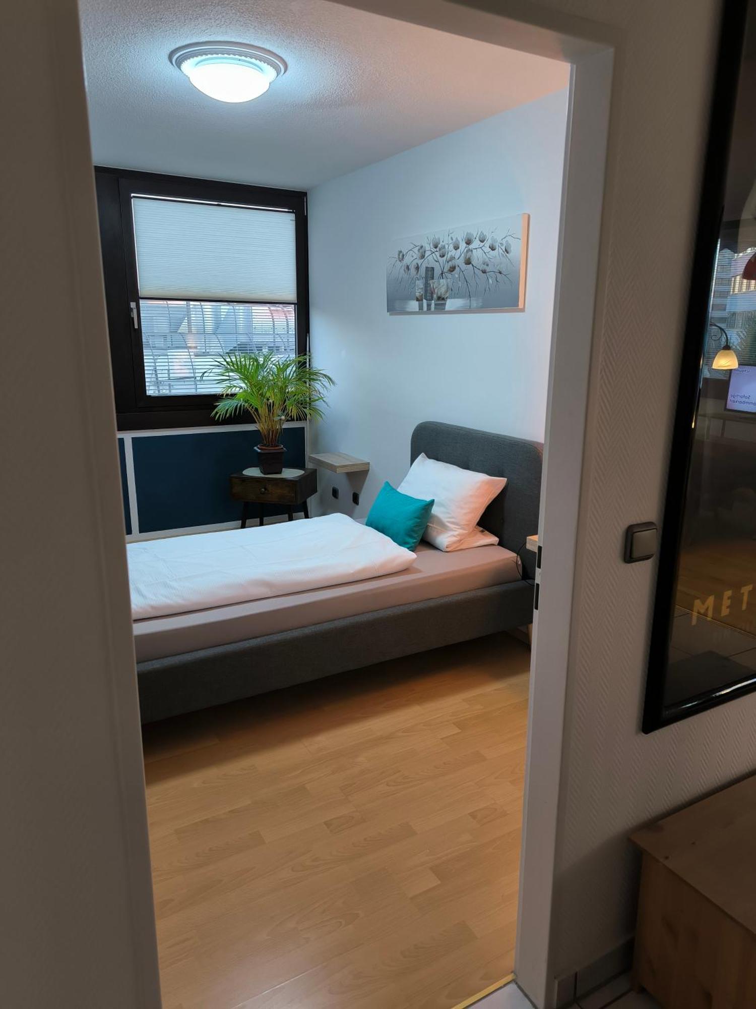 Im Herzen Von Wiesdorf- Blick Auf Das Bayer-Kreuz -Appartement Mit 2 Schlafzimmern-Fuer 3 Personen -Zentral Gelegen - Friedrich Ebert Platz 5A , 4Te Etage - Dachterrasse Und Sauna - Kaution Pflicht - Leverkusen Kültér fotó