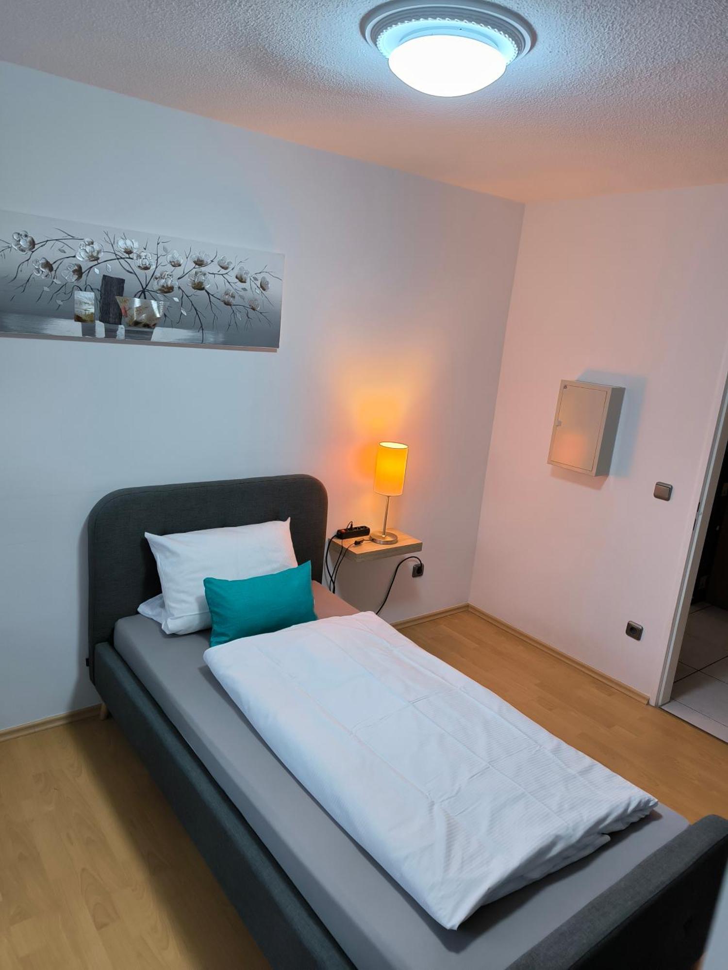 Im Herzen Von Wiesdorf- Blick Auf Das Bayer-Kreuz -Appartement Mit 2 Schlafzimmern-Fuer 3 Personen -Zentral Gelegen - Friedrich Ebert Platz 5A , 4Te Etage - Dachterrasse Und Sauna - Kaution Pflicht - Leverkusen Kültér fotó