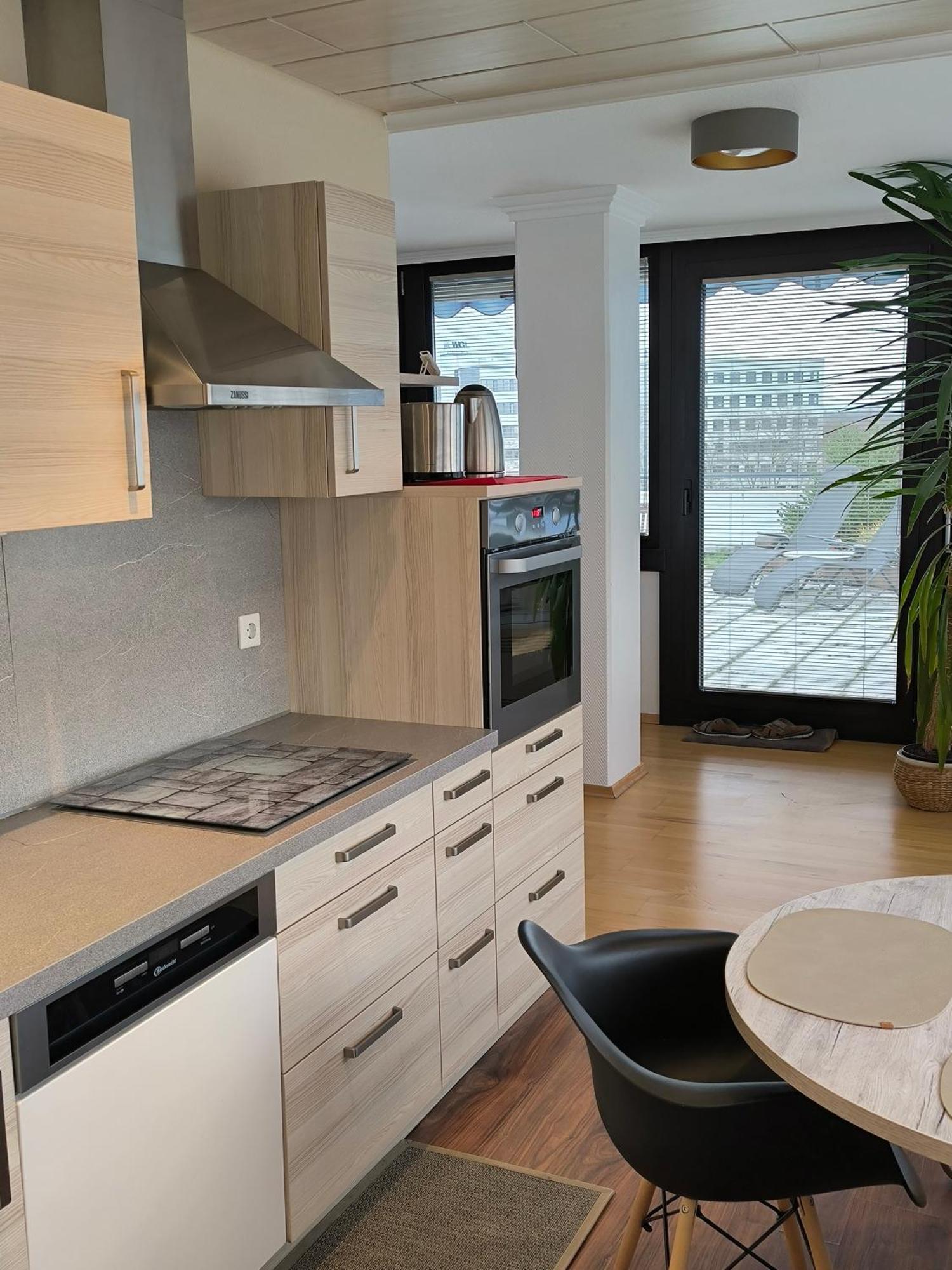 Im Herzen Von Wiesdorf- Blick Auf Das Bayer-Kreuz -Appartement Mit 2 Schlafzimmern-Fuer 3 Personen -Zentral Gelegen - Friedrich Ebert Platz 5A , 4Te Etage - Dachterrasse Und Sauna - Kaution Pflicht - Leverkusen Kültér fotó